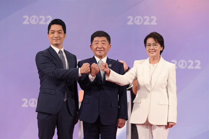 台北市長選舉電視辯論會5日登場，國民黨蔣萬安（左起）、民進黨陳時中、無黨籍黃珊珊互相較勁。（三立提供）