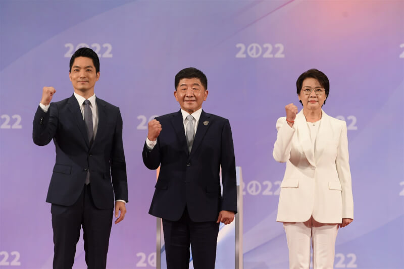 台北市長選舉電視辯論會5日登場，國民黨候選人蔣萬安（左起）、民進黨陳時中與民眾黨支持的黃珊珊攻防風格迥異，政見也各有不同。（三立提供）