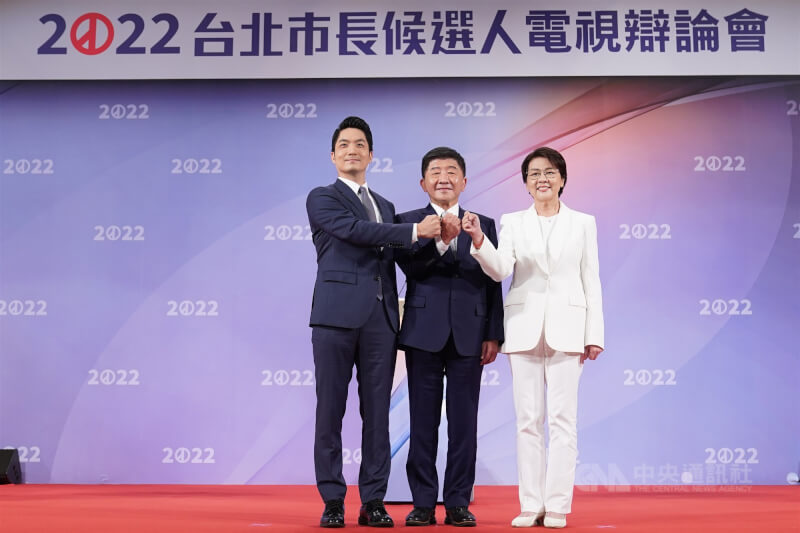 首場台北市長選舉電視辯論會5日下午2時登場。藍營蔣萬安（左起）與綠營陳時中皆主打真實自我及市政論述，並閉關應戰，黃珊珊陣營則稱已準備24年、嫻熟市政。（三立提供）