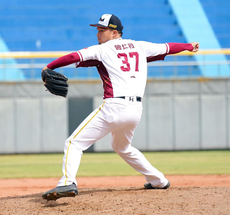 中華職棒樂天桃猿隊投手曾仁和去年季中選秀被選進，今年跟著球隊一起打總冠軍賽，他5日表示，過去在美職沒有打總冠軍賽經驗，但認為在大聯盟投球張力也很大，觀眾人數很多，那時候太緊張，這次有提醒自己照著平常的方式去做、保持平常心。圖為曾仁和111年11月2日練球畫面。（樂天桃猿提供）中央社記者謝靜雯傳真 111年11月5日