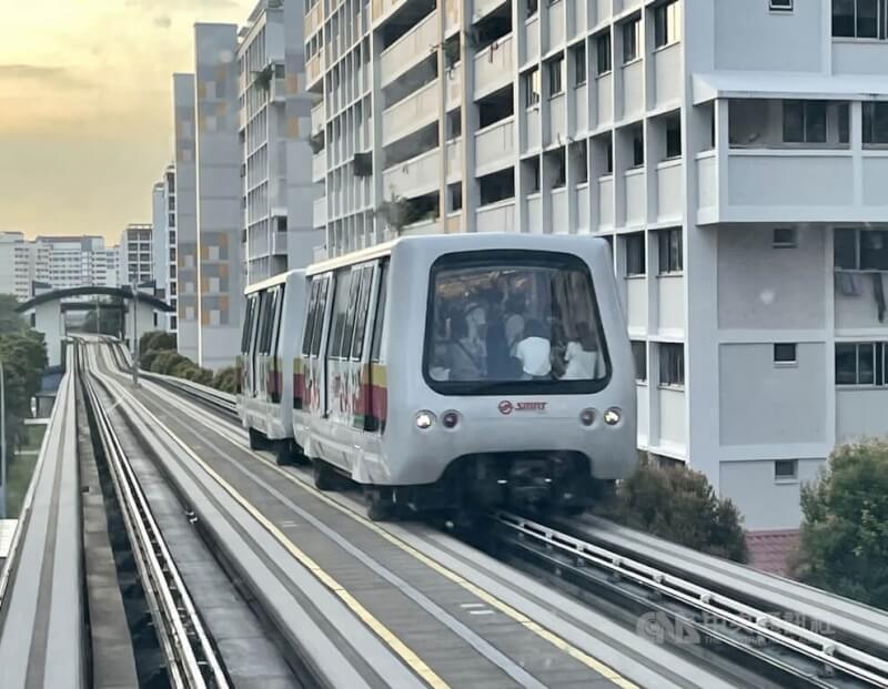 新加坡武吉班让轻轨（Bukit Panjang LRT）列车路线行经住宅区，增添居民交通便利。摄于11月3日。 中央社记者侯姿莹新加坡摄 111年11月5日