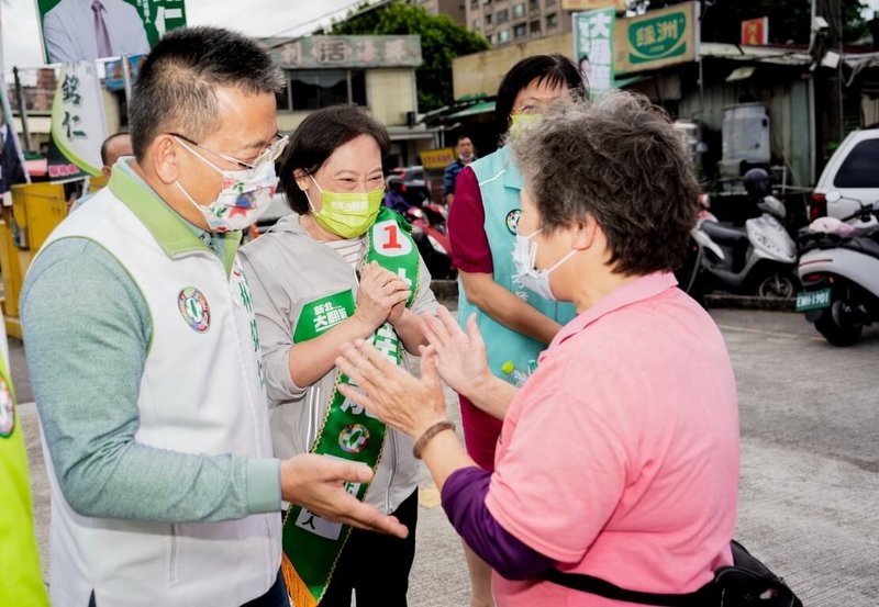 民進黨新北市長參選人林佳龍的妻子廖婉如（左2）6日出席市議員參選人林銘仁（左）聯合競總成立大會，並親切地與民眾互動致意。（林佳龍競選辦公室提供）中央社記者黃旭昇新北傳真  111年11月6日