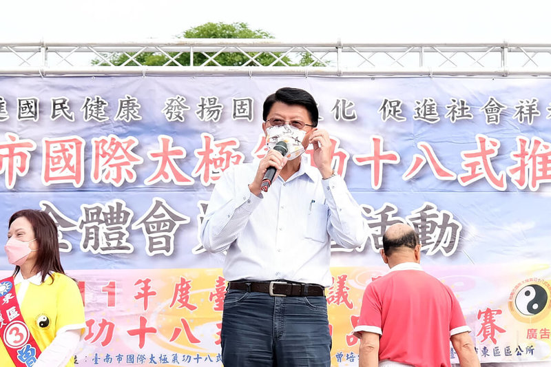 國民黨台南市長參選人謝龍介（前）6日出席太極氣功十八式會員集會，呼籲台南市長黃偉哲勇於接受辯論挑戰。（謝龍介競選總部提供）中央社記者楊思瑞台南傳真  111年11月6日