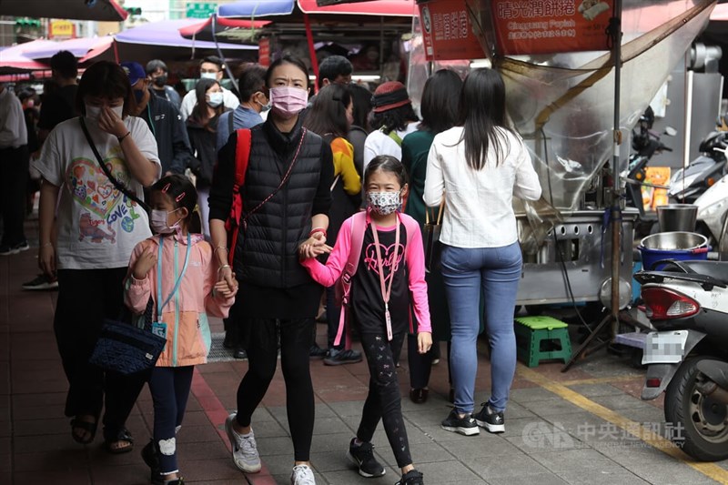 圖為民眾戴口罩到台北雙城街商圈採買。中央社記者吳家昇攝 111年11月4日