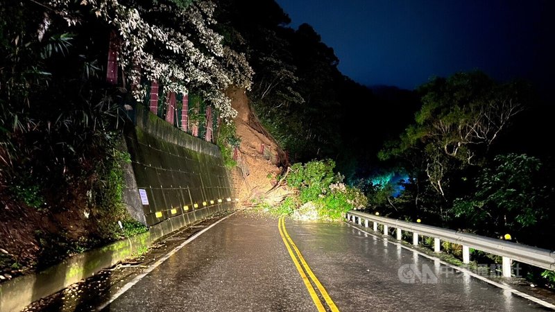 北宜公路坪林區段42.2公里處5日晚間11時10分發生土石坍方，目前雙向無法通車。（翻攝照片）中央社記者高華謙傳真 111年11月5日