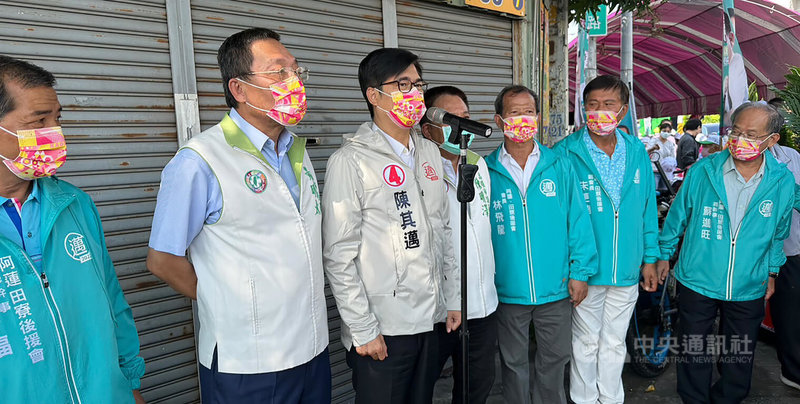 高雄市長陳其邁（左3）6日沒有安排市政行程，但競選行程滿檔，上午到阿蓮區參加後援會成立，他表示，將於10日開始請假全力投入選戰、爭取選民支持。中央社記者曾以寧攝  111年11月6日