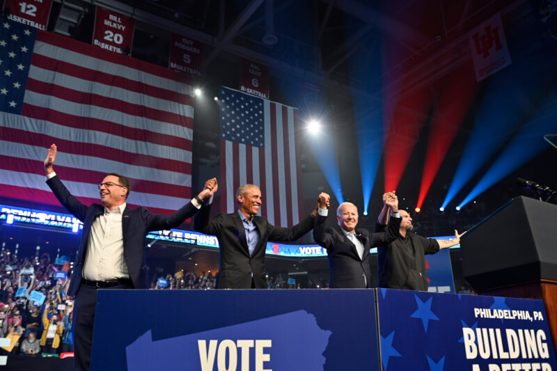 美國期中選舉8日登場，美國總統拜登（前左3），前任總統歐巴馬（前左2）5日到賓州幫候選人進行最後衝刺。（圖取自facebook.com/barackobama）