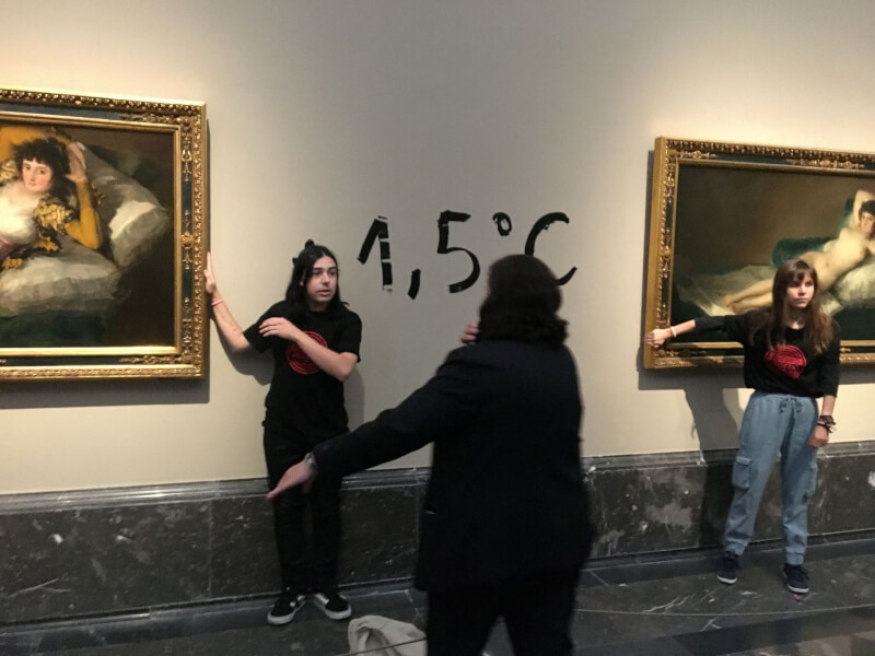 2名氣候行動主義者5日各將一隻手黏在西班牙浪漫主義畫派大師哥雅的2幅畫作外框上，抗議人類在面對全球暖化上毫無作為。（FuturoVegetal via 路透社）