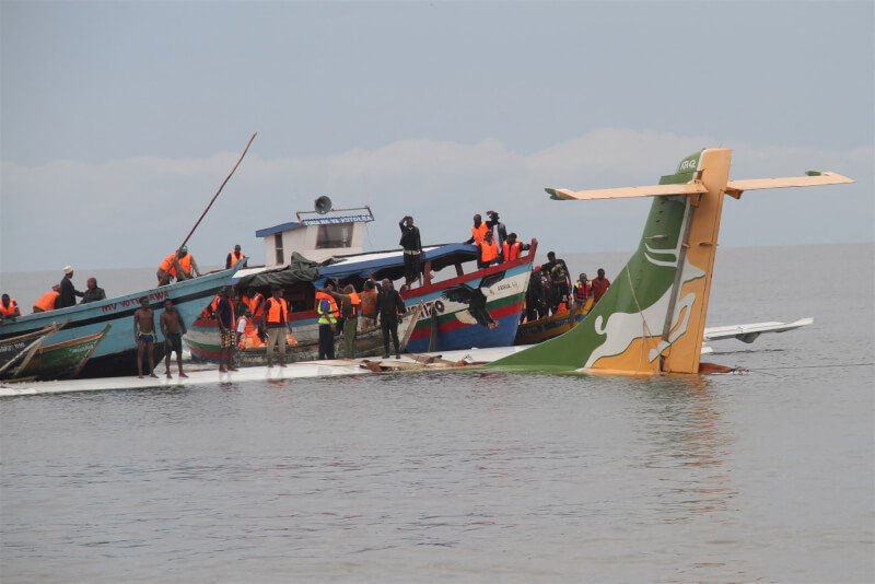 坦尚尼亞一架載有數十名乘客的客機6日墜入維多利亞湖，已知造成3人死亡，另有26人獲救。（法新社）