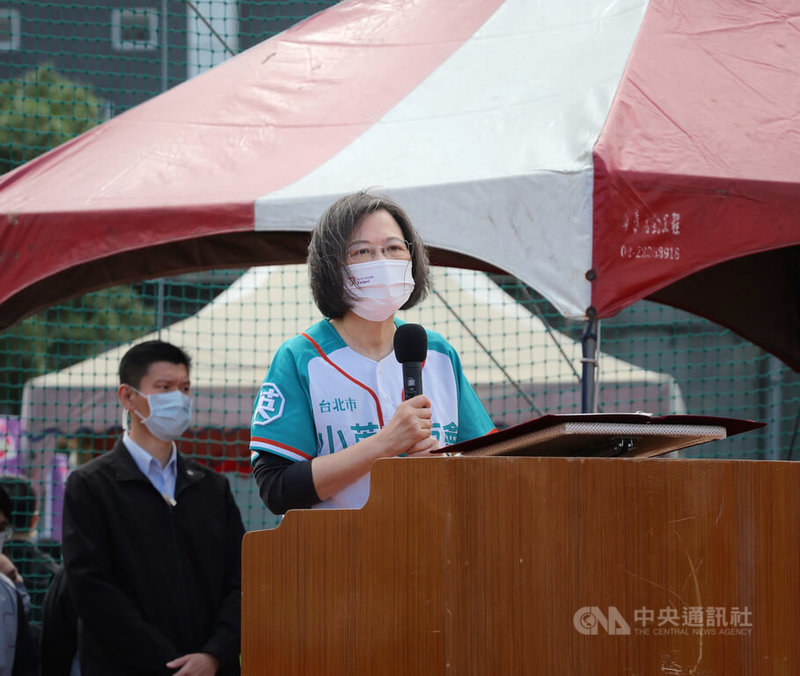 2022小英盃慢速壘球錦標賽開幕活動6日在台北大佳河濱公園舉行，兼任民進黨主席的總統蔡英文（前）出席並致詞。中央社記者王飛華攝　111年11月6日
