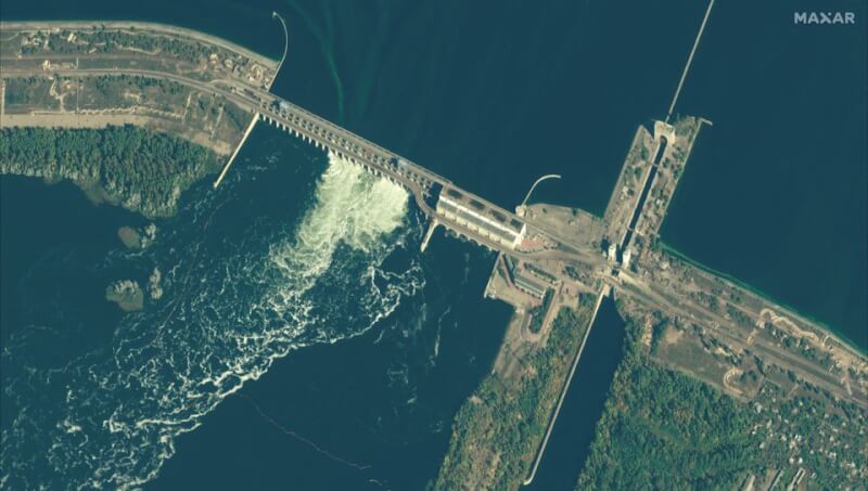 俄羅斯媒體報導，俄國控制下的赫松州卡科夫卡水壩因烏國空襲「受損」。圖為卡科夫卡水壩。（Maxar Technologies/Handout via 路透社）