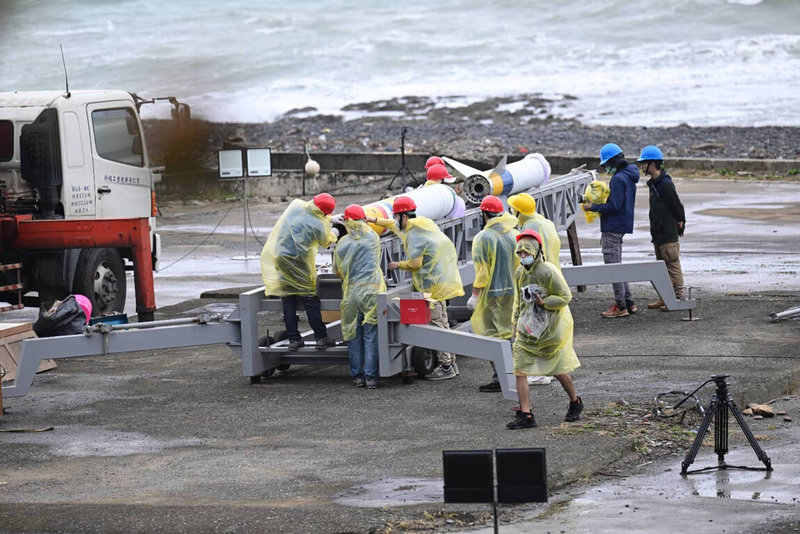 成功大學跨領域混合火箭團隊7日在雨中進行發射前整備工作。（國家太空中心提供）