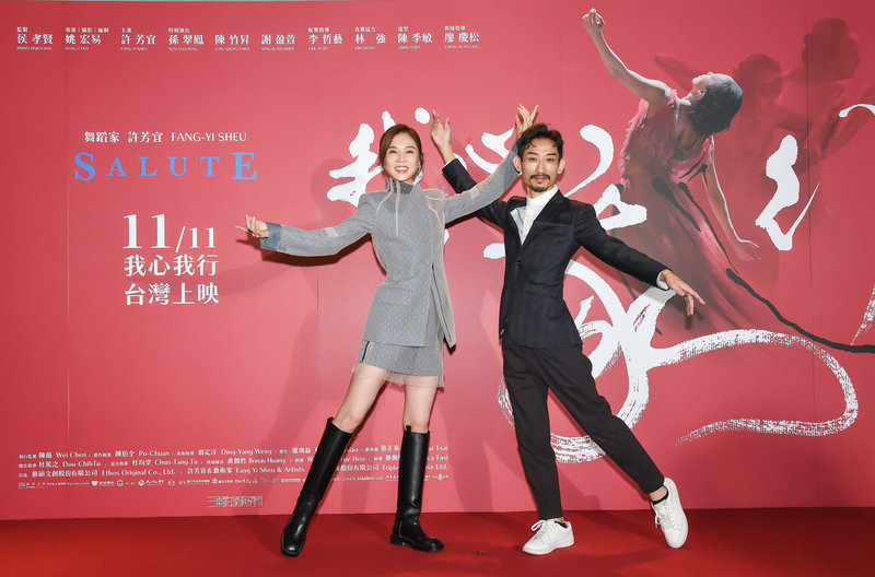 演員謝盈萱（左）與陳竹昇（右）在電影「我心我行」中飾演夫妻，兩人默契十足，更在片中有一段精彩雙人舞。（三乘影像提供）中央社記者葉冠吟傳真 111年11月7日