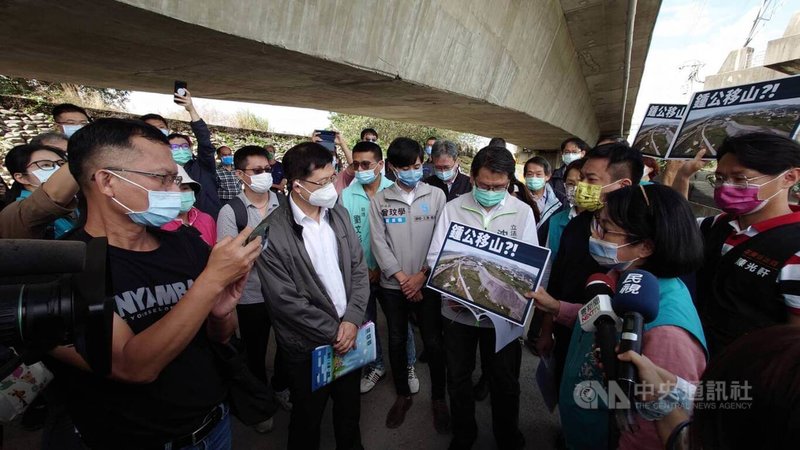 立法院內政委員會7日赴苗栗卓蘭考察，會勘無黨籍苗栗縣長參選人鍾東錦持有的農牧用地涉違法堆置砂石情況，要求相關單位積極處置。中央社記者管瑞平攝  111年11月7日