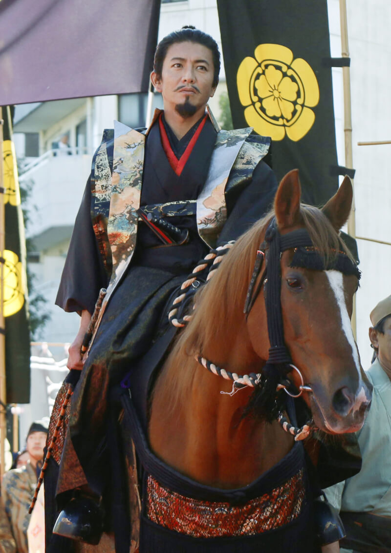 日本知名藝人木村拓哉（圖）6日扮演戰國大名「織田信長」騎馬遊行，吸引約46萬人慕名而來，為岐阜市當地活動帶來最高潮。（共同社）