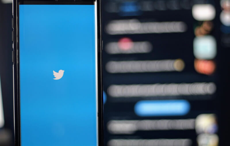 外媒報導，推特向用戶收取「藍勾勾」帳號認證費的措施，將延至8日美國期中選舉後實施。（圖取自Unsplash圖庫）