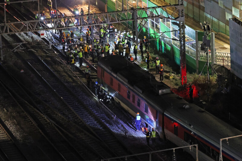 韓國鐵道公社一列載有275名乘客的列車6日晚間在首爾市中心發生脫軌事故，大約30名乘客受傷。現場7日清晨有大批相關人員協助復原。（韓聯社）