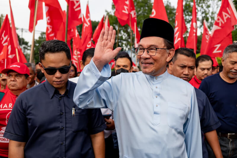 馬來西亞75歲的安華（前）將再次叩關全國大選。（圖取自facebook.com/anwaribrahimofficial）
