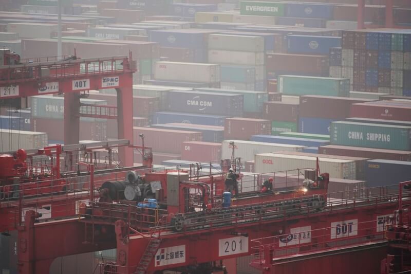 中國海關總署7日公布，10月份出口及進口總值分別年降0.3%及0.7%，是自2020年中以來首度下跌。圖為上海洋山深水港貨櫃。（路透社）