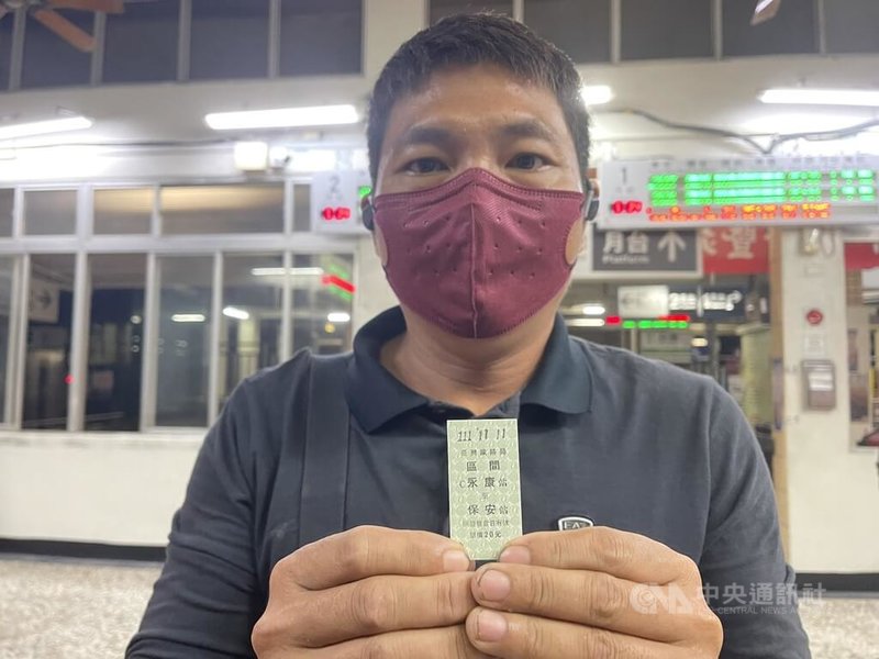 「1111111」連號的台南永保安康車票8日清晨在永康車站開賣,準備向女友求婚的高雄李姓男子搶得頭香。中央社記者張榮祥台南攝 111年11月8日