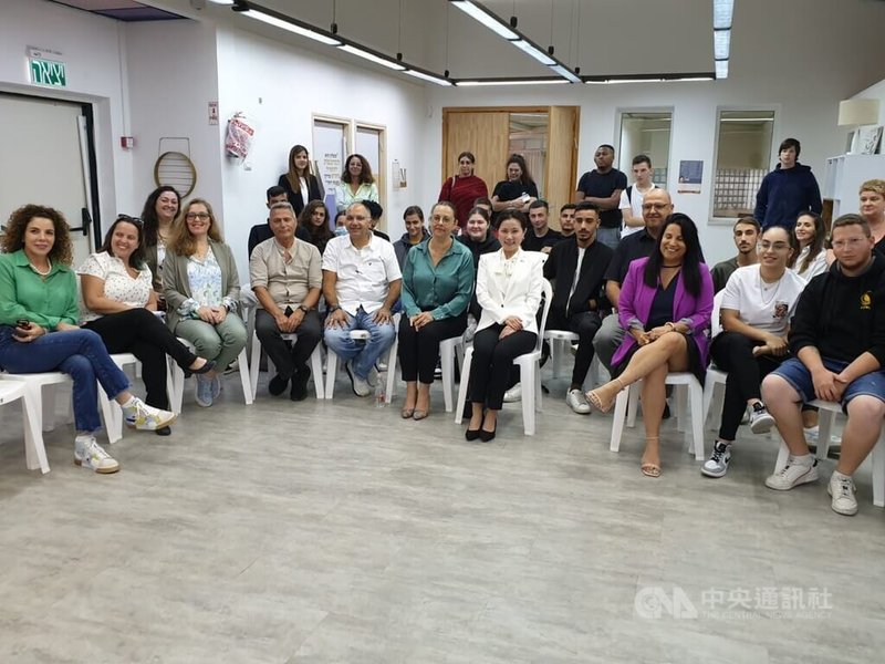 駐以色列代表李雅萍（中，穿白衣者）7日出席「台灣倡議-青年教育及賦能」合作計畫啟動儀式，並與這個計畫贊助的青年學子座談。中央社  111年11月8日