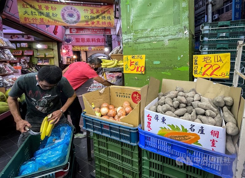 主計總處8日公布10月消費者物價指數年漲2.72%，重要民生物資CPI漲幅更直逼7%，漲勢仍在擴大。圖為民眾下午在台北市大同區購買蔬果。中央社記者裴禛攝 111年11月8日