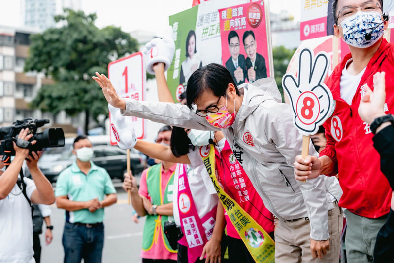 爭取連任的高雄市長陳其邁（右2）8日一早與民進黨市議員參選人在苓雅區路口拜票，向往來的市民鞠躬、揮手致意。（陳其邁競選辦公室提供）中央社記者蔡孟妤傳真  111年11月8日