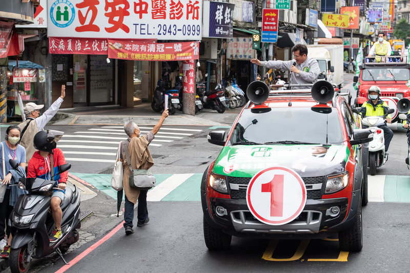 民進黨新北市長參選人林佳龍（右，車上者）8日到中和區車隊掃街，獲不少民眾歡迎。（林佳龍競辦提供）中央社記者王鴻國傳真  111年11月8日