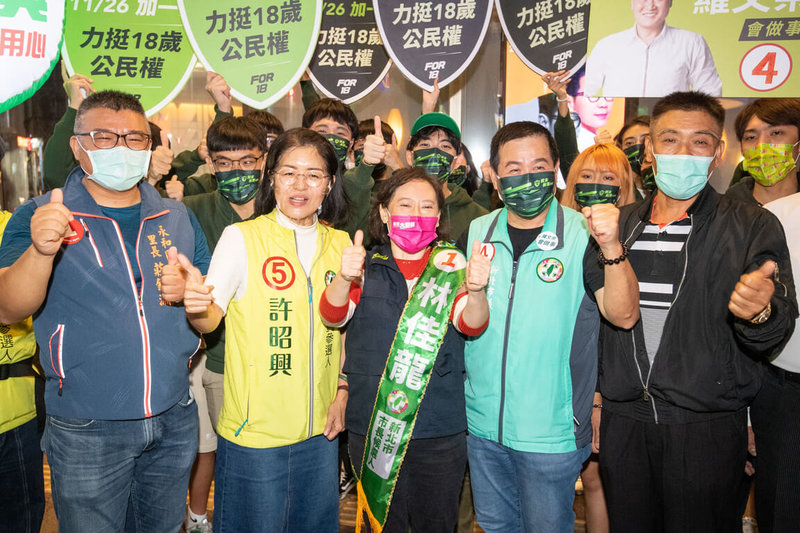 選前衝刺雙和地區，民進黨新北市長參選人林佳龍妻子廖婉如（前右3）8日晚間到永和樂華夜市拜票，並宣導力挺18歲公民權。（林佳龍競辦提供）中央社記者王鴻國傳真  111年11月8日