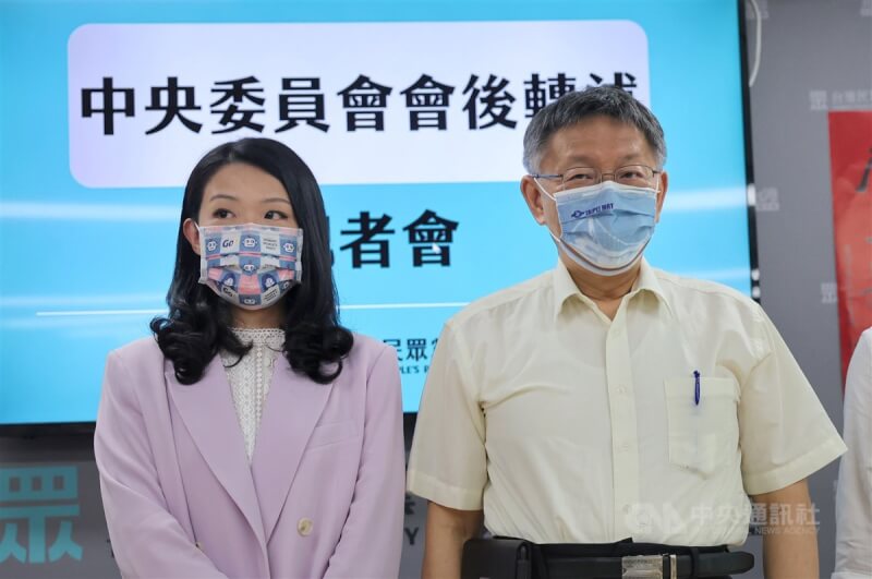 圖為柯文哲（右）7月11日在民眾黨中央委員會後記者會宣布提名黨籍立委高虹安（左）參選新竹市長。（中央社檔案照片）