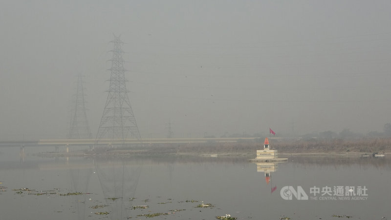 印度德里國家首都轄區空氣品質每逢冬天多會急劇惡化。圖為德里郊區亞穆納河（Yamuna River），遠遠望去一片灰濛。中央社記者林行健德里攝  111年11月8日