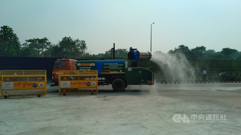 印度德里國家首都轄區空氣品質每逢冬天多會急劇惡化，地方政府最近要求所有工地需有灑水車抗塵。中央社記者林行健德里攝  111年11月8日