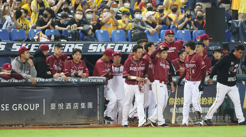 中華職棒台灣大賽8日在台中洲際棒球場進行第3戰，樂天桃猿隊終場以2比7不敵中信兄弟隊，系列賽吞下3連敗。中央社記者張新偉攝  111年11月8日