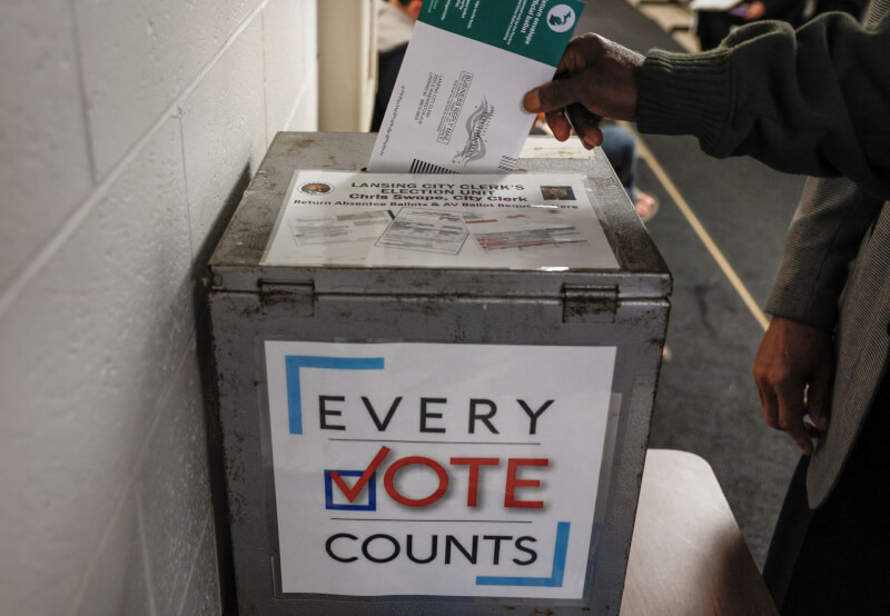 美國期中選舉8日登場，圖為密西根州選民投下選票。（路透社）