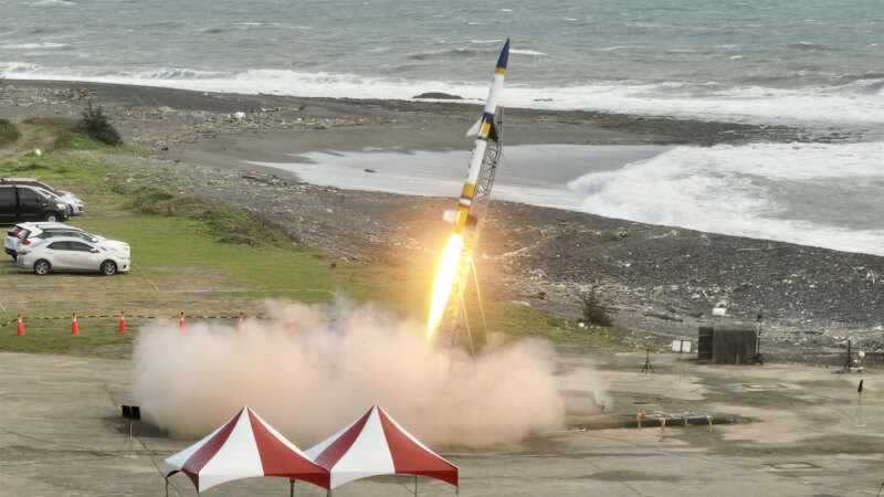 成大團隊8日在屏東旭海發射兩節式混合火箭，並完成氣動力脫節與高空點火等關鍵技術測試。（國家太空中心提供）中央社記者鄭鴻達傳真　111年11月8日