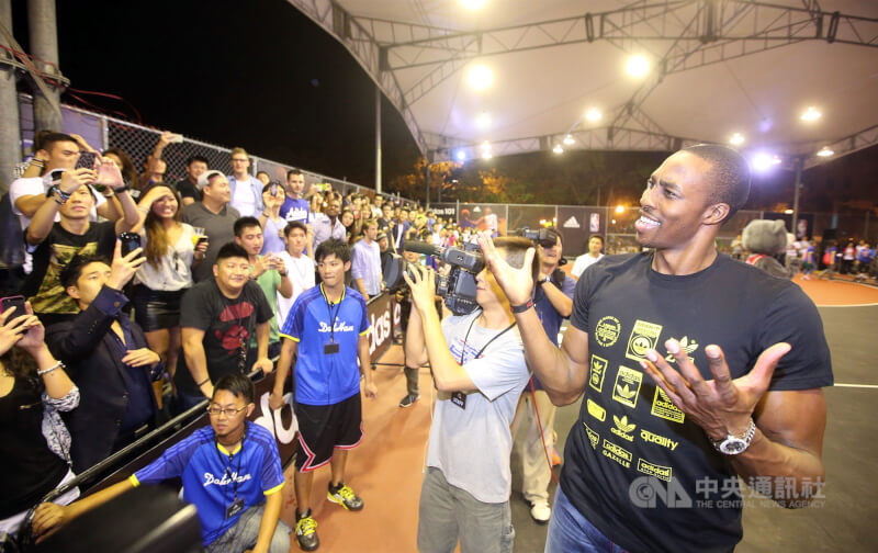 圖為霍華德（前右）2013年在台北出席NBA台北賽賽前派對，與球迷面對面近距離接觸。（中央社檔案照片）