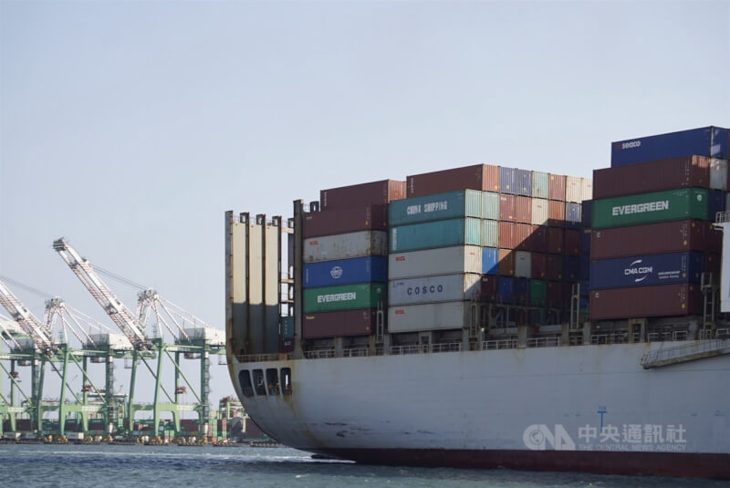 台灣前10月對中、港出口表現相對其他市場，表現偏弱，出口值僅年增2.2%，占總出口比重更降到38.8%，創近18年同期低點。圖為一艘貨櫃船駛進高雄港區。（中央社檔案照片）