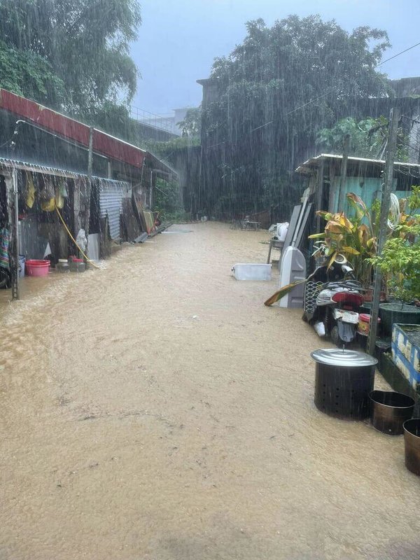 宜蘭縣蘇澳鎮永春里8日下午因瞬間暴雨，當地溪水暴漲到路面，水深及腰，巷弄內也出現積水，還有幾戶住家淹水到腳踝處，所幸傍晚時淹水已退。（永春里長張盛國提供）中央社記者沈如峰宜蘭縣傳真  111年11月8日