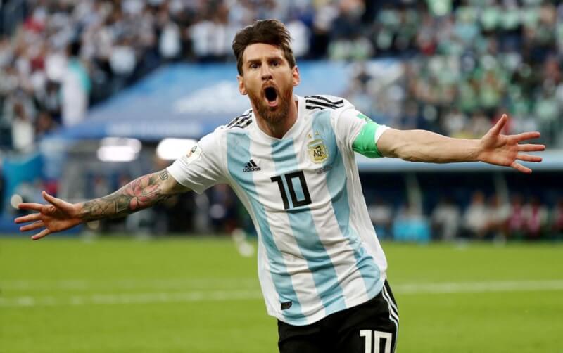 梅西16日率阿根廷在2022卡達世界盃足球賽的熱身賽，以5比0擊敗阿拉伯聯合大公國，也讓球隊的連續不敗紀錄推進到36場。（路透社）