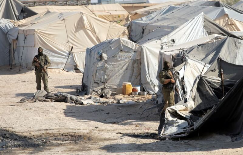 庫德族武裝軍人8月在敘利亞東北部的霍爾營站崗。（路透社）