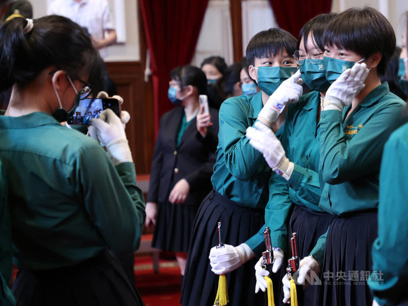 總統蔡英文9日在總統府接見北一女樂儀旗隊赴美國玫瑰花車大遊行演出同學，並舉行授旗儀式，學生們難得進入總統府，在府內開心合影。中央社記者鄭傑文攝  111年11月9日