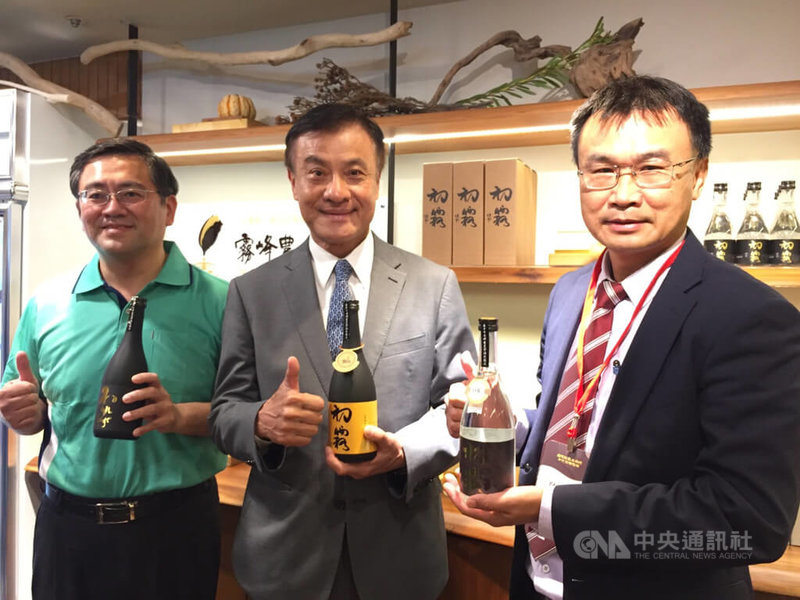 屢獲國際酒品競賽大獎的霧峰區農會酒莊9日進駐台北小巨蛋開設旗艦店，農委會主委陳吉仲（右）承諾資助擴建酒廠，成全台前10大酒廠；台灣日本關係協會會長蘇嘉全（中）也到場祝賀。中央社記者楊淑閔攝 111年11月9日