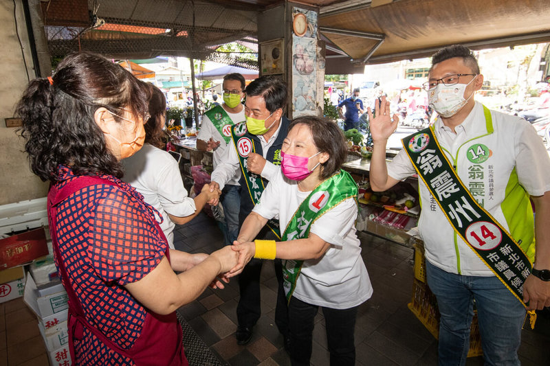 民進黨新北市長參選人林佳龍妻子廖婉如（右2）9日到新莊四維市場掃街拜票，獲不少攤商及路人歡迎。（林佳龍競辦提供）中央社記者王鴻國傳真  111年11月9日