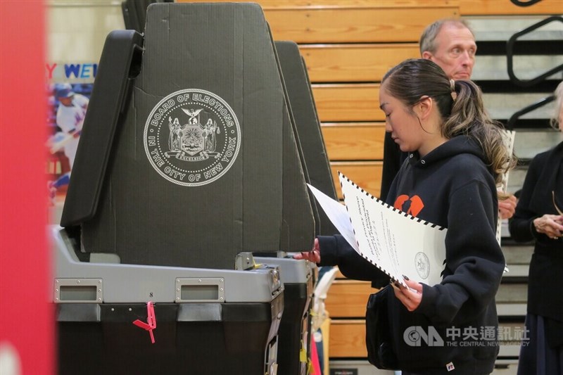 美國期中選舉8日投票，紐約選民在曼哈頓中城公立第116小學的投票所使用投票機掃描選票。中央社記者尹俊傑紐約攝 111年11月9日