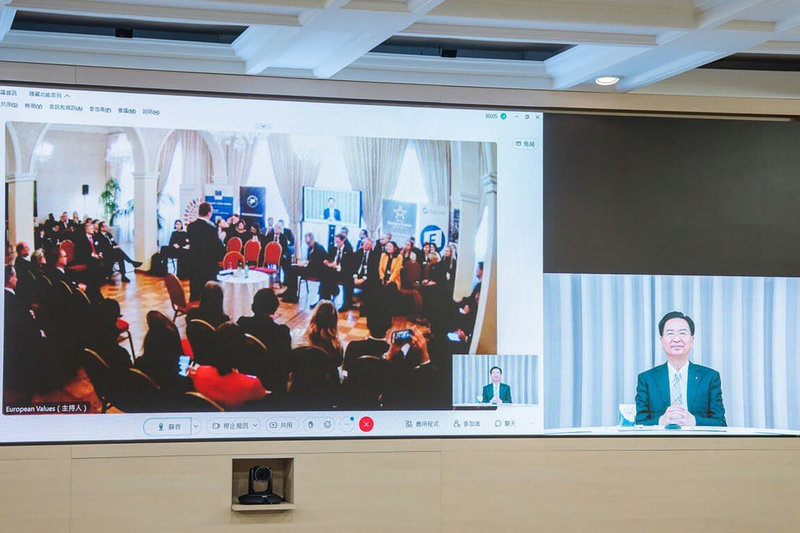 外交部長吳釗燮以視訊方式出席「2022歐洲價值高峰會」。（外交部提供）中央社記者黃雅詩傳真 111年11月9日