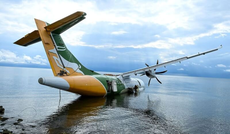 坦尚尼亞客機6日墜入當地維多利亞湖中，一名漁夫曾試圖協助機師脫困，雖未成功，仍獲頒獎金褒揚義行。（總理辦公室 via 路透社）