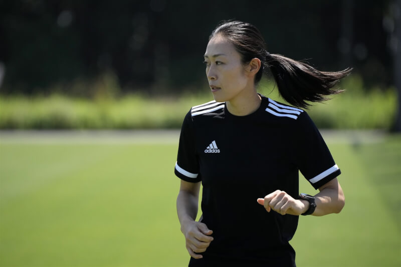 日本的山下良美(圖)是此屆世足賽的3名女性裁判之一,這是男子世足首度有女性裁判執法。(美聯社)