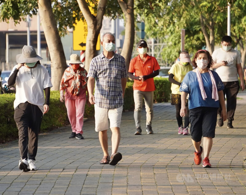 图为民众戴口罩在高雄市凤山区公园内运动。（中央社档案照片）