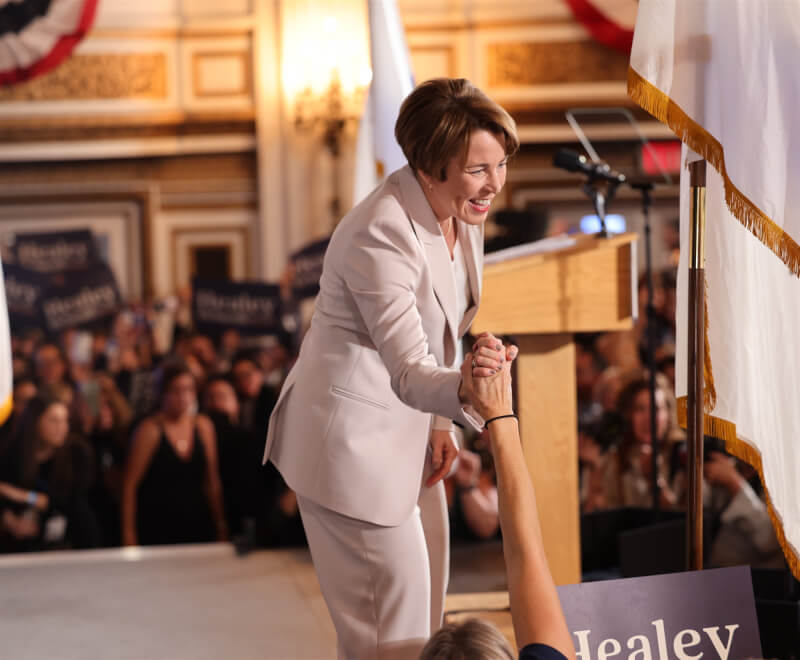 民主黨籍的希利（前）在8日選舉中脫穎而出，成為美國首位出櫃的女同性戀州長。（圖取自twitter.com/maura_healey）