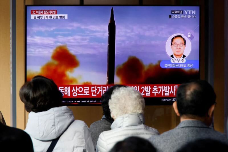南韓合同參謀本部表示，北韓9日向東海發射一枚不明彈道飛彈。圖為北韓3日發射彈道飛彈，韓國首爾民眾關注新聞報導。（路透社）